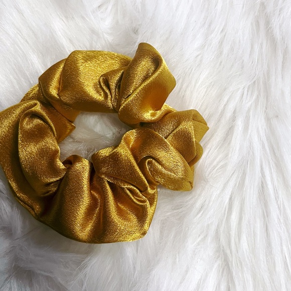 HANDMADE GOLD MULBERRY 6A GRADE SILK HAIR SCRUNCHIE - Picture 3 of 3